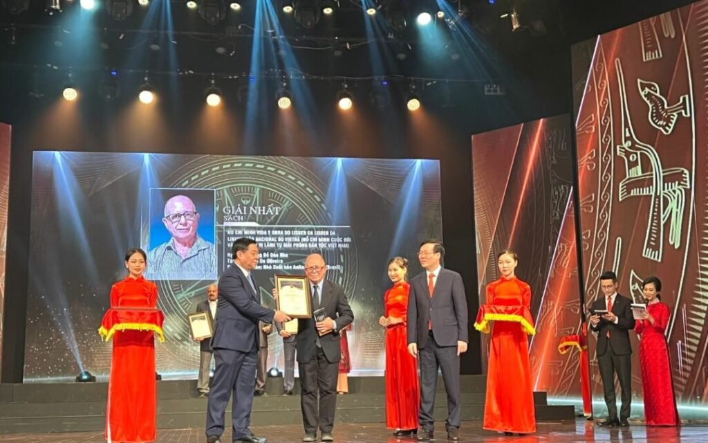 Jornalista Pedro Oliveira recebe prestigiosa premiação no Vietnã por livro sobre Ho Chi Minh 11 1 WhatsApp Image 2022 11 06 at 12.06.54 2 1080x675 1